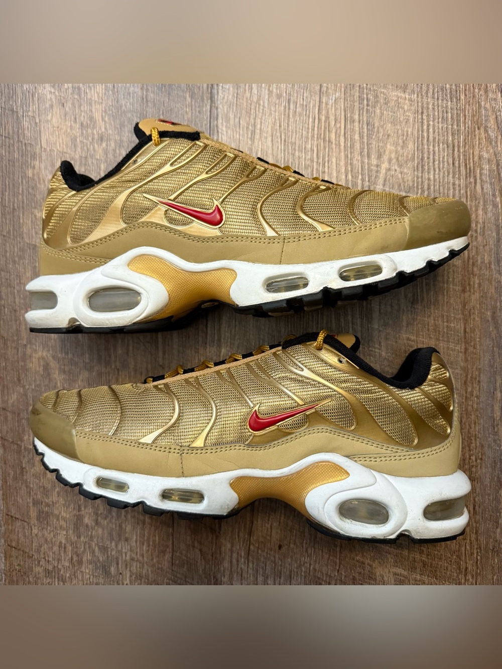 Nike Air Max Plus QS Metallic Gold Men’s Size 9.5 Sneakers Shoes 903827-700